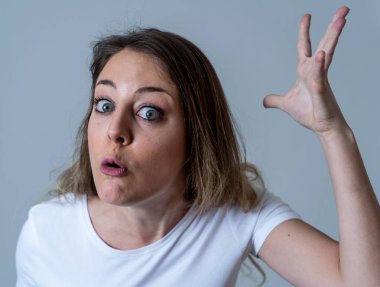 Kızgın bir yüz genç çekici beyaz kadın portresi kapatın. Kızgın ve çılgın bağıran ve öfkeli jestler yapma arıyorum. Nötr arka plan üzerinde izole. Yüz ifadeleri ve duygular.