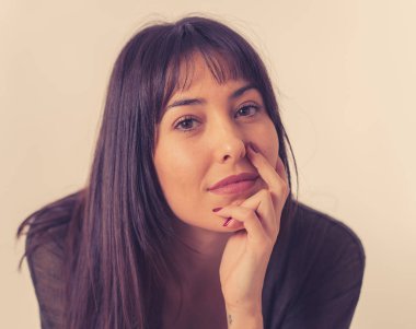 Mutlu yüz ve güzel gülümseme ile genç güzel bir beyaz kadın portresi kapatın. Nötr arka plan üzerinde izole. Kişi, pozitif insan ifade ve duygular kavramı.
