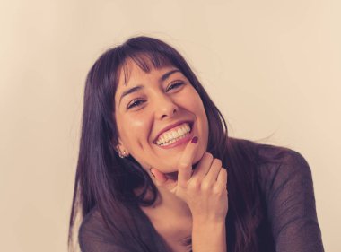 Mutlu yüz ve güzel gülümseme ile genç güzel bir beyaz kadın portresi kapatın. Nötr arka plan üzerinde izole. Kişi, pozitif insan ifade ve duygular kavramı.