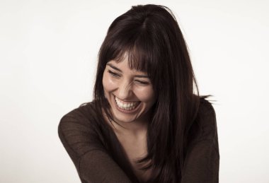 Mutlu yüz ve güzel gülümseme ile genç güzel bir beyaz kadın portresi kapatın. Nötr arka plan üzerinde izole. Kişi, pozitif insan ifade ve duygular kavramı.