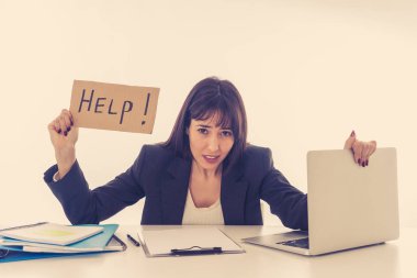 Stres yardım işareti duygu yorgun ve sinirli bakarak overworked ve bunalmış tutarak masa başında çalışan genç güzel iş kadını. İş eğitim, başarısız ve teknoloji kavramı.