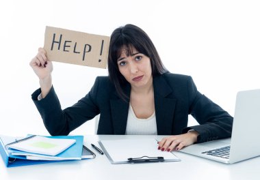 Stres yardım işareti duygu yorgun ve sinirli bakarak overworked ve bunalmış tutarak masa başında çalışan genç güzel iş kadını. İş eğitim, başarısız ve teknoloji kavramı.