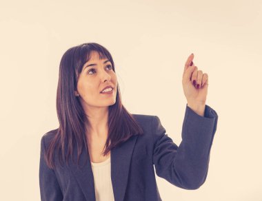 Yakın genç güzel iş kadını ayakta ve kopya alanı işaret. Güler yüzlü, kendinden emin ve başarılı bir duygu. İnsanlarda iş eğitimi, başarı ve iş ortamı kavramı.