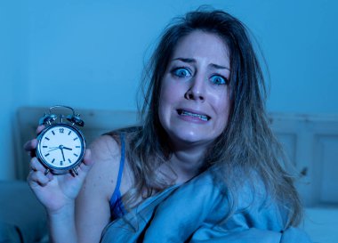 Sinirli ve endişeli uykusuzluk uyku bozukluğu kavram acı duygu uykusuz ve umutsuz güzel beyaz kadın geceleri uyumaya gösteren saatin, değil güçlü uyanık.