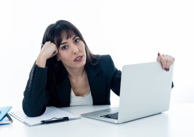 Genç güzel iş kadını ofis bilgisayar masasında çalışan stres acı yorgun ve sinirli görünümlü overworked ve boğulmuş duygu. İş eğitiminde, başarısız lık ve teknoloji kavramı.