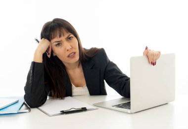 Genç güzel iş kadını ofis bilgisayar masasında çalışan stres acı yorgun ve sinirli görünümlü overworked ve boğulmuş duygu. İş eğitiminde, başarısız lık ve teknoloji kavramı.