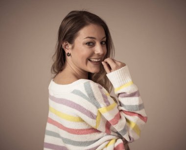 Mutlu yüzü ve güzel gülüşü olan güzel beyaz bir kadının yakın portresi. Tarafsız bir arka planda. İnsanlarda, olumlu yüz ifadeleri ve duygu konsepti.