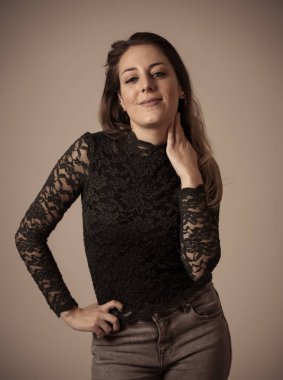 Mutlu yüzü ve güzel gülüşü olan güzel beyaz bir kadının yakın portresi. Tarafsız bir arka planda. İnsanlarda, olumlu yüz ifadeleri ve duygu konsepti.