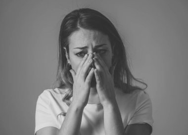 Güzel genç kadın portresi kadar sefil ve melankoli bakarak üzgün ruh hali ile kapatın. İnsan yüz ifadeleri ve duygular, depresyon ve ruh sağlığı kavramı. Siyah ve beyaz izole.