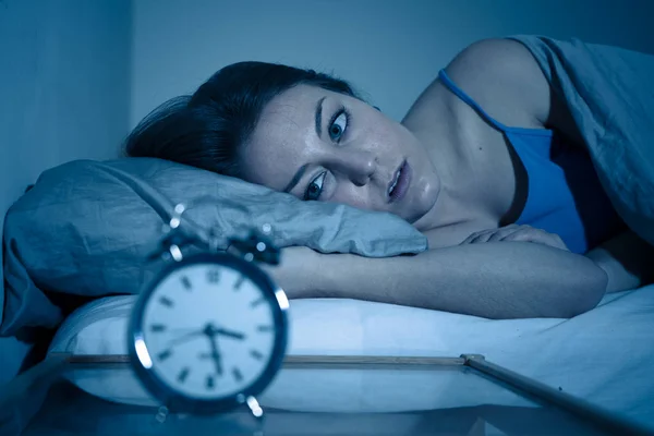 Insomnie Désespérée Belle Femme Caucasienne Réveillée Nuit Incapable Dormir Sentant — Photo