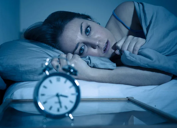 Mujer Caucásica Hermosa Insomne Desesperada Despierta Por Noche Capaz Dormir —  Fotos de Stock