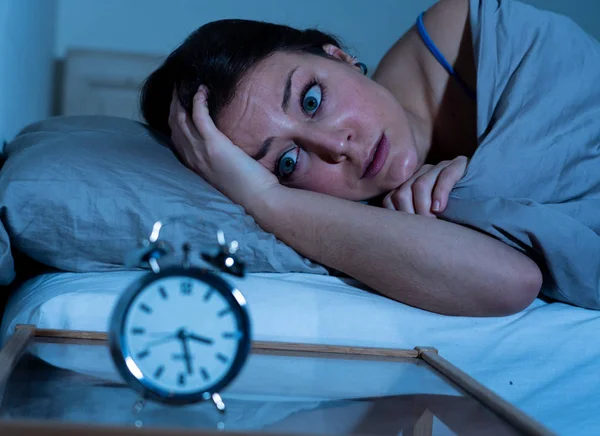 Insomnie Désespérée Belle Femme Caucasienne Réveillée Nuit Incapable Dormir Sentant — Photo