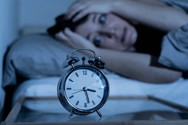 Insomnie Désespérée Belle Femme Caucasienne Réveillée Nuit Incapable Dormir Sentant — Photo