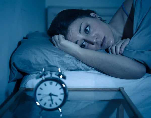 Mujer Caucásica Hermosa Insomne Desesperada Despierta Por Noche Capaz Dormir —  Fotos de Stock