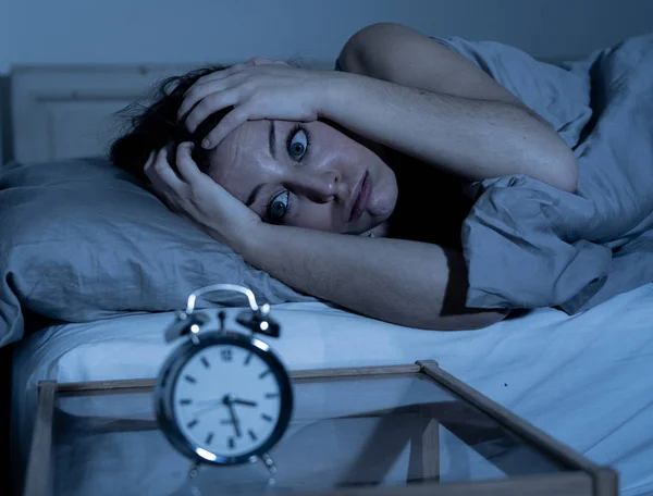 Mujer Caucásica Hermosa Insomne Desesperada Despierta Por Noche Capaz Dormir —  Fotos de Stock