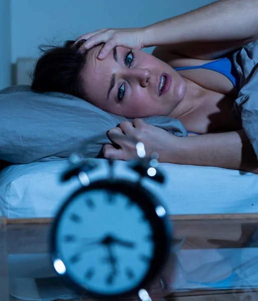 Insomnie Désespérée Belle Femme Caucasienne Réveillée Nuit Incapable Dormir Sentant — Photo