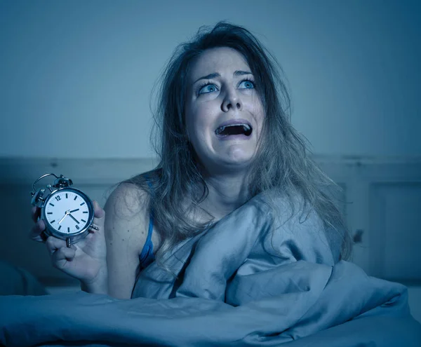 Mujer Caucásica Hermosa Insomne Desesperada Despierta Por Noche Capaz Dormir —  Fotos de Stock