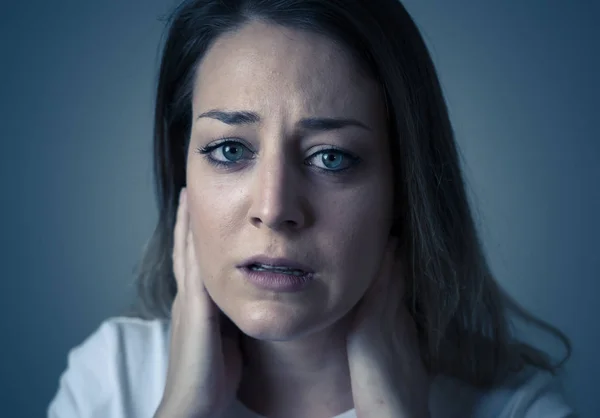 Primer Plano Retrato Una Hermosa Joven Con Estado Ánimo Triste —  Fotos de Stock