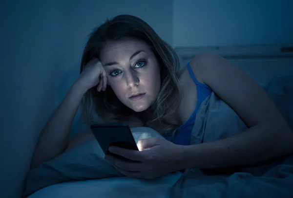 Mujer Hermosa Joven Adicta Cama Charlando Navegando Internet Utilizando Teléfono — Foto de Stock