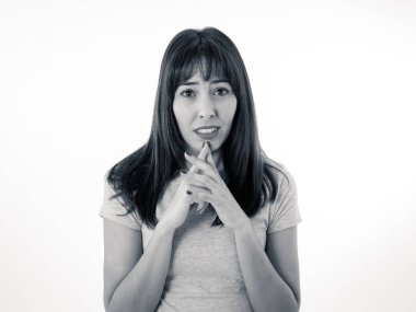 Genç kadının duygu korkmuş ve şok korku, anksiyete jestler yapma kapatın. Çok korkmuş ve umutsuz arıyorum. İnsan ve insan ifadeleri ve duygular kavramı. Siyah-beyaz izole.