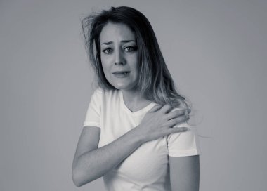 Genç kadının duygu korkmuş ve şok korku, anksiyete jestler yapma kapatın. Çok korkmuş ve umutsuz arıyorum. İnsan ve insan ifadeleri ve duygular kavramı. Siyah ve beyaz izole.