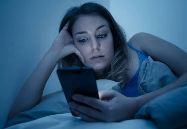 Süchtig Junge Schöne Frau Bett Chatten Und Surfen Internet Mit — Stockfoto