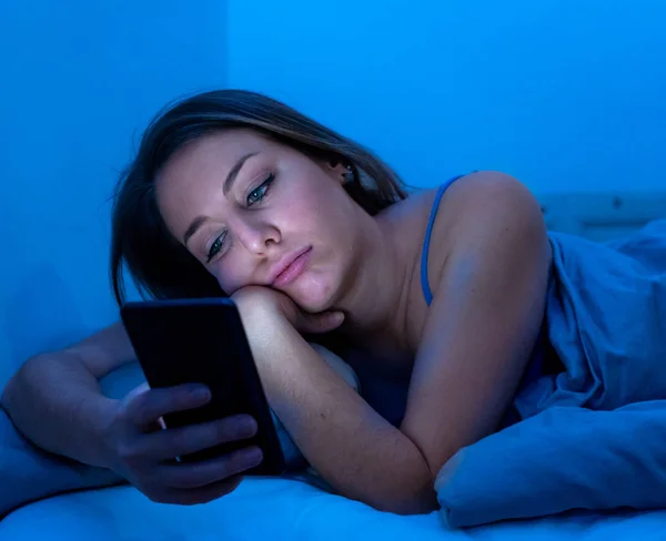 Verslaafd Jonge Mooie Vrouw Bed Chatten Surfen Het Internet Met — Stockfoto