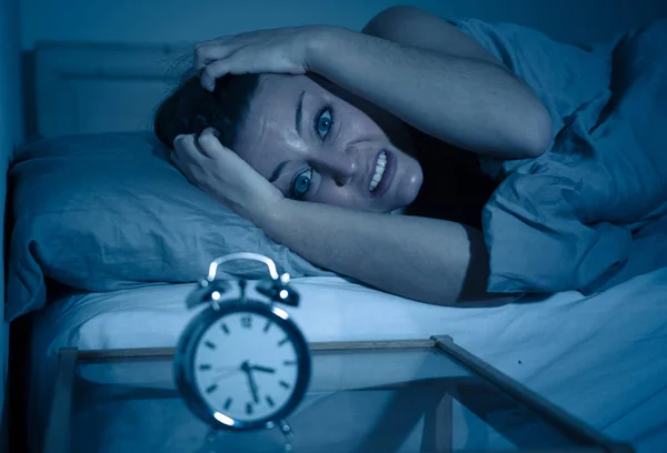 Безсонна Відчайдушна Красива Біла Жінка Прокидається Вночі Змозі Спати Відчуваючи — стокове фото