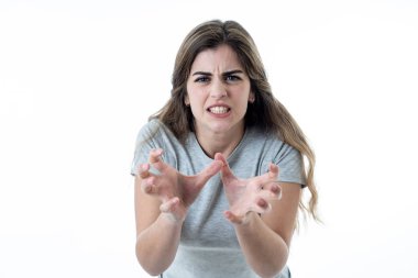 Kızgın bir yüz genç çekici beyaz kadının kapatın. Kızgın ve çılgın bağıran ve öfkeli jestler yapma arıyorum. Beyaz arka plan üzerinde izole. Yüz ifadeleri ve duygular.