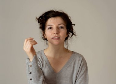 Genç güzel beyaz kadın yarı uzunlukta portre mutlu yüz ve güzel bir gülümseme poz ve kamera bakıyor. Nötr arka planda izole. Güzellik, yaşam tarzı ve model konsepti.