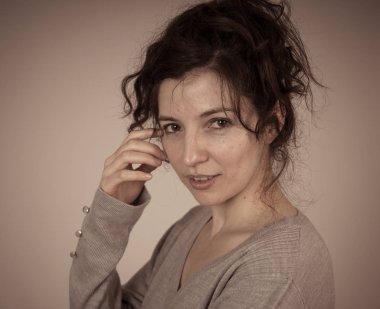 Genç güzel beyaz kadın yarı uzunlukta portre mutlu yüz ve güzel bir gülümseme poz ve kamera bakıyor. Nötr arka planda izole. Güzellik, yaşam tarzı ve model konsepti.