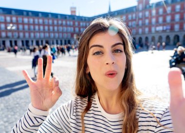 Güzel genç Kafkas kadın mutlu ve heyecanlı Plaza Mayor Madrid kendini bir fotoğraf çekici. Neşeli görünümlü ve iyi oturum açın. Avrupa'da seyahat etmek turizm, Avrupa şehri,.