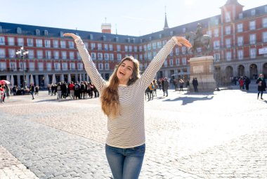Güzel mutlu genç kadın Plaza Mayor Madrid, İspanya'eğleniyor heyecanlı. Neşeli ve mutlu zevk gezi ve resim için poz arıyorum. Turizm, Avrupa şehri ve seyahat Avrupa'da.