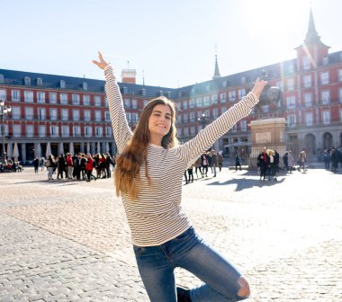 Güzel mutlu genç kadın Plaza Mayor Madrid, İspanya'eğleniyor heyecanlı. Neşeli ve mutlu zevk gezi ve resim için poz arıyorum. Turizm, Avrupa şehri ve seyahat Avrupa'da.