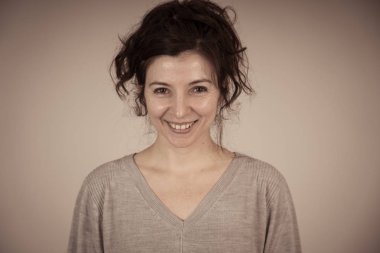 Mutlu yüz ve güzel bir gülümseme ile çekici genç beyaz kadın portre yakın. Beyaz üzerinde izole. Insanlar, pozitif insan yüz ifadeleri ve duygular kavramı.