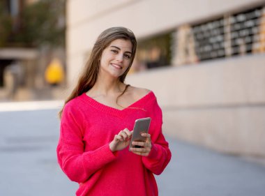 Online sosyal medya uygulamaları dışında şehir sokak kullanarak akıllı telefon sohbet oldukça mutlu öğrenci kadın. Güzel genç ücretsiz duygu şık kıyafetlerle. Kişi, yaşam tarzı ve mobil kullanım.