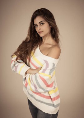 Sarışın ve güzel gülümseme ile genç oldukça beyaz kadın portresi kapatın. Nötr arka plan üzerinde izole. Duygu kendinden emin, poz ve modelleme rahat. Yaşam tarzı ve güzellik kavramı.