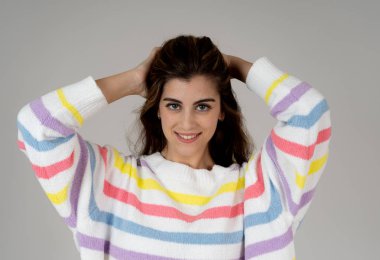 Sarı uzun saçları ve güzel gülümseme olan oldukça beyaz kadın portresi kapatın. Nötr arka plan üzerinde izole. Duygu kendinden emin, poz ve modelleme rahat. Yaşam tarzı ve güzellik kavramı.