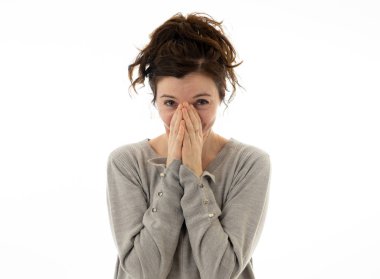 Genç bir korkmuş ve korkmuş bir kadının yakın, kendini korkutucu ya da korkutucu bir şey kapsayan. Korku ve anksiyete hissi. Yüz ifadeleri ve duygular kavramı.