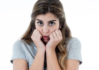 Duygu korkuyor ve şok yüzünden korkutucu bir şey gizleme genç kadın portresi kapatın. Gözleri korkuyla bakıyor. İnsan ve insan ifadeleri ve duygular kavramı. Beyaz izole.