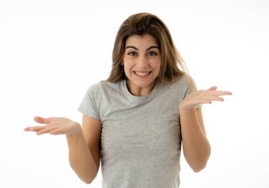 Güzel genç sarışın bir kadınla işaret ve sürpriz jestler yapma ve seyir şok edici ve iyi bir şey gülen surat. İnsan yüz ifadeleri ve duygular. Beyaz izole portre.