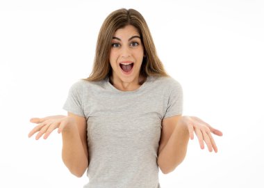 Piyango kazanmak ya da yüz ifadesi, insan duyguları ve kutlama ve mutlu yüz ve hareketleri ile büyük bir başarı olan güzel şok kadın portresi. Beyaz izole.