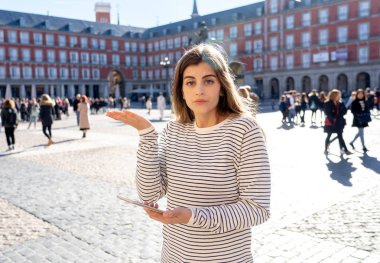 Akıllı cep telefonu yön bulmaya çalışırken kontrol genç turist kadını kaybettim. Endişeli ve düşünceli cep telefonu app danışmanlık arıyorum. Avrupa, İspanya, Madrid ve teknoloji kavram turizm.