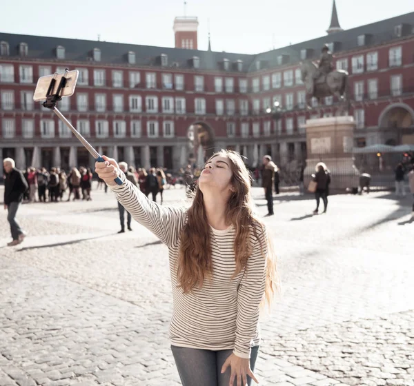 Hermosa Joven Estudiante Feliz Emocionada Plaza Mayor Madrid Tomando Selfie —  Fotos de Stock