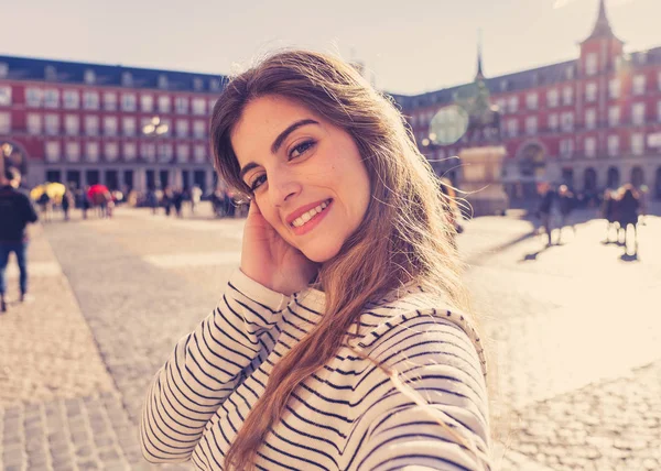 Mulher Turística Estudante Bonita Feliz Animado Tomando Perto Selfie Plaza — Fotografia de Stock