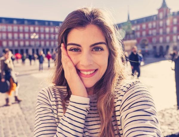 Belle Étudiante Touriste Heureuse Excitée Prendre Près Selfie Plaza Mayor — Photo