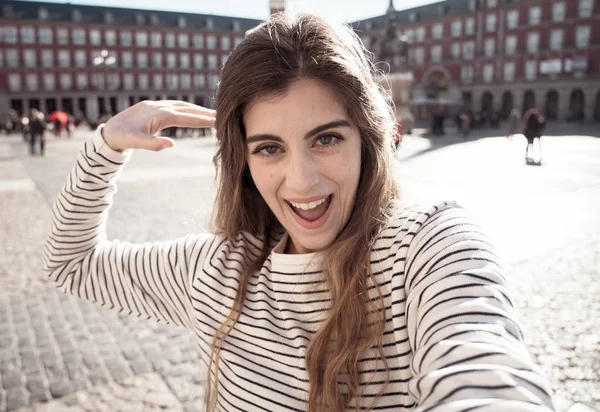 Hermosa Joven Caucásica Feliz Emocionada Plaza Mayor Madrid Sosteniendo Cámara — Foto de Stock