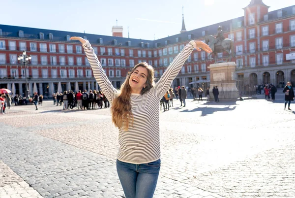 Szép Boldog Fiatal Izgatott Szórakozás Plaza Mayor Madrid Spanyolország Keresi — Stock Fotó