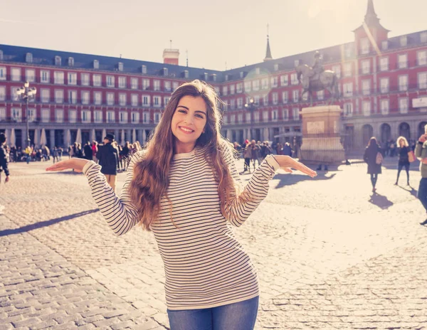 Счастливая Молодая Женщина Удовольствием Развлекалась Площади Мэра Мадрида Испания Смотреть — стоковое фото