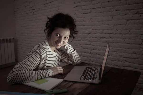 Close Retrato Luz Temperamental Mulher Bonita Casual Feliz Trabalhando Estudando — Fotografia de Stock